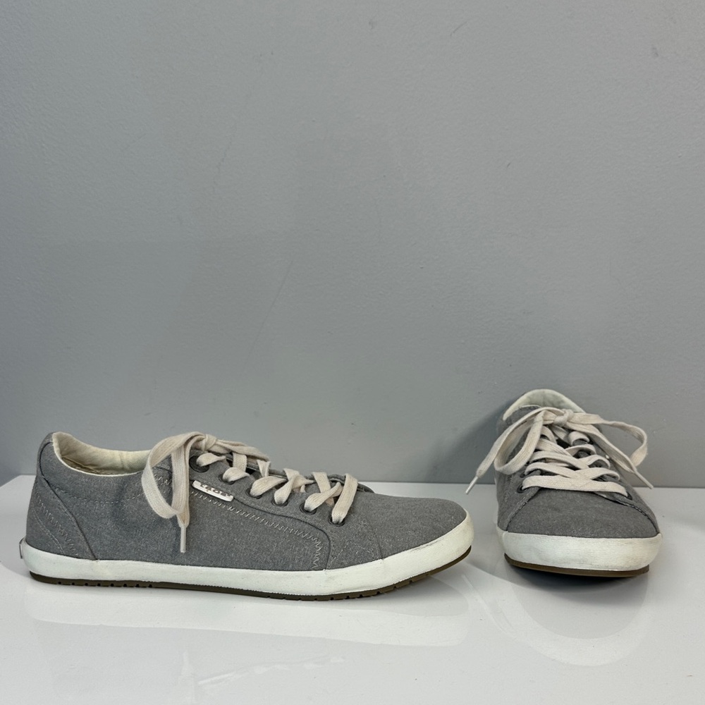 Taos Star Gray Sneakers Size 9.5